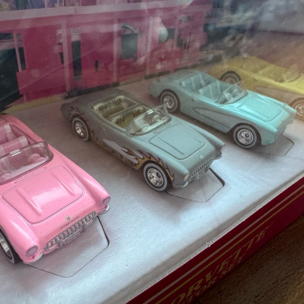 Hot Wheels Barbie The Movie 1956 Corvette Collector Set - Picture 4 of 6